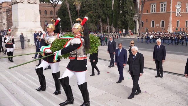 Mattarella depone corona d’alloro sulla Tomba del Milite Ignoto