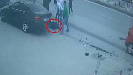 Başıboş köpekler yola çıktı, manevra yapan sürücü vatandaşları ezdi: 1 ölü, 2 yaralı