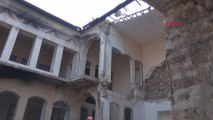Kilis'te, ağır hasarlı 2 katlı boş binanın bir bölümü çöktü