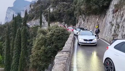 Descargar video: Lago di Garda, traffico paralizzato sulla Strada della Forra: il video virale in Germania