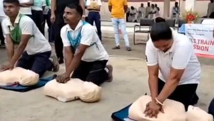 कटिहार: प्रशिक्षु जवानों को सीपीआर सिस्टम का दिया गया प्रशिक्षण