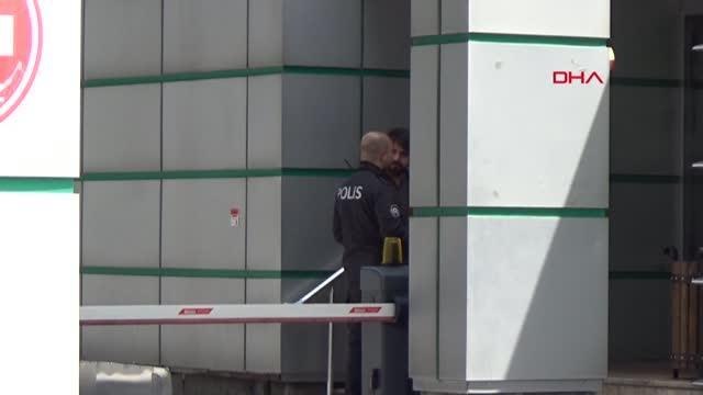 GÜVENLİK GÖREVLİSİ TABANCASINI TEMİZLERKEN KENDİNİ VURDU