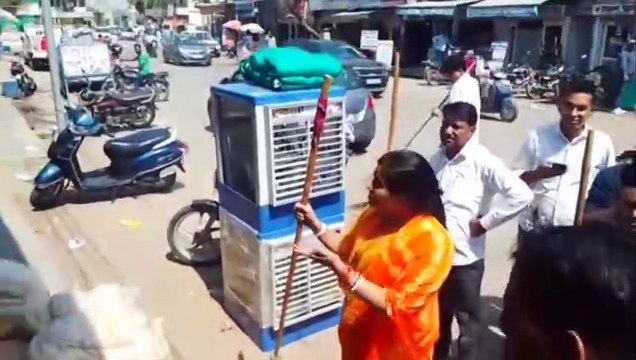 महापौर सौम्या गुर्जर ने उठाई झाडू, जनता से की श्रमदान की अपील