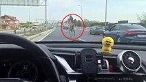 İstanbul'da başıboş at trafiği karıştırdı! O anlar kamerada