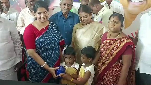 சிறுக சிறுக சேமித்த பணத்தை நிவாரண நிதிக்காக எம்.பி. கனிமொழியிடம் வழங்கிய சிறுமிகள்