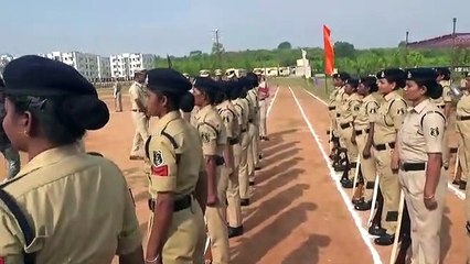 परेड की सलामी लेकर DIG ने लगाया दरबार, जवानों से की चर्चा, देखें Video