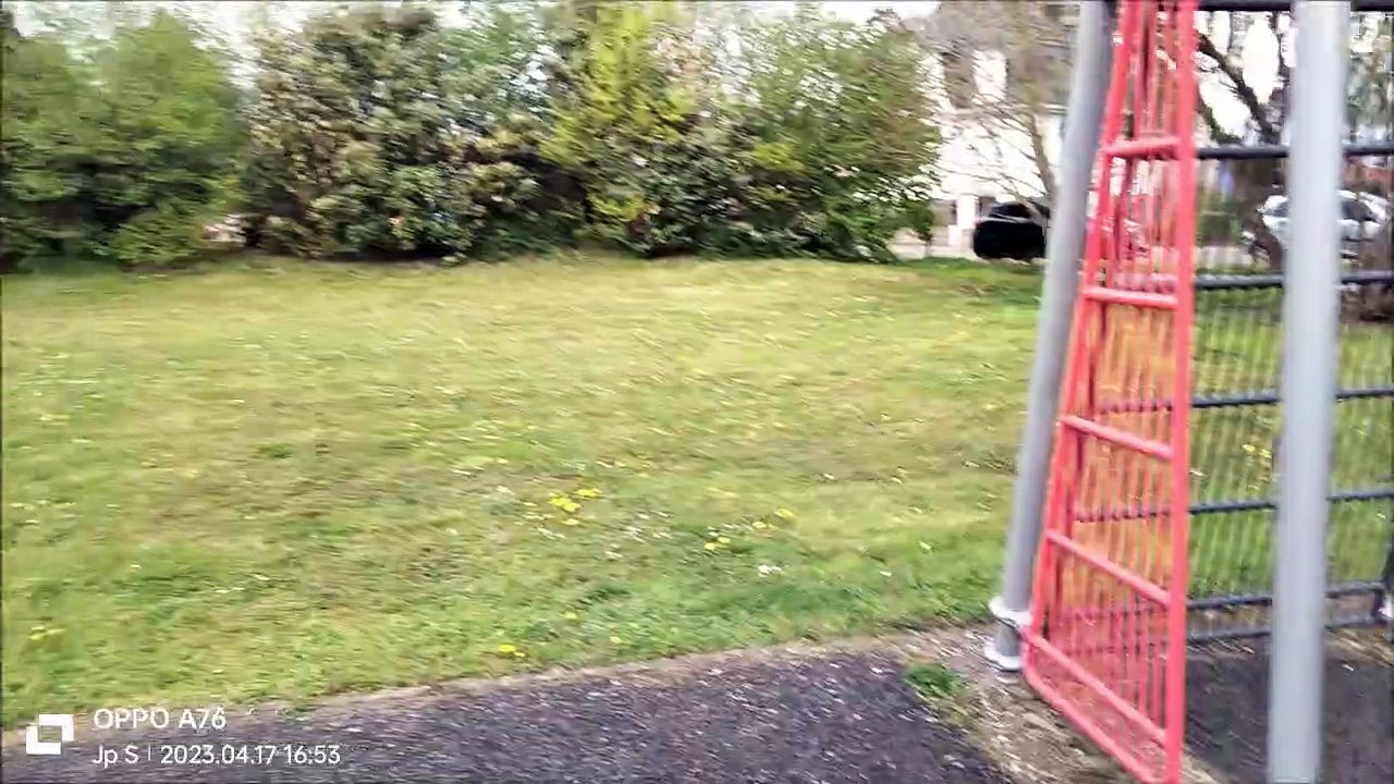 JE JOUE AU FOOT AVEC UN POTE DANS MON ÉCOLE