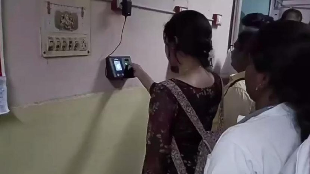 వరంగల్: కాకతీయ మెడికల్ కాలేజీ విద్యార్థులకు బయోమెట్రిక్ హాజరు