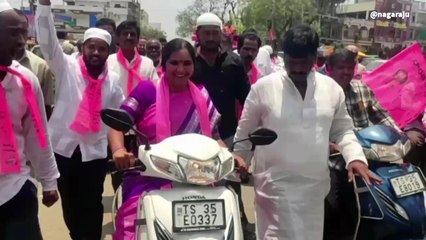 మెదక్: జిల్లాలో భారీ ర్యాలీ.. స్కూటీ నడిపిన ఎమ్మెల్యే