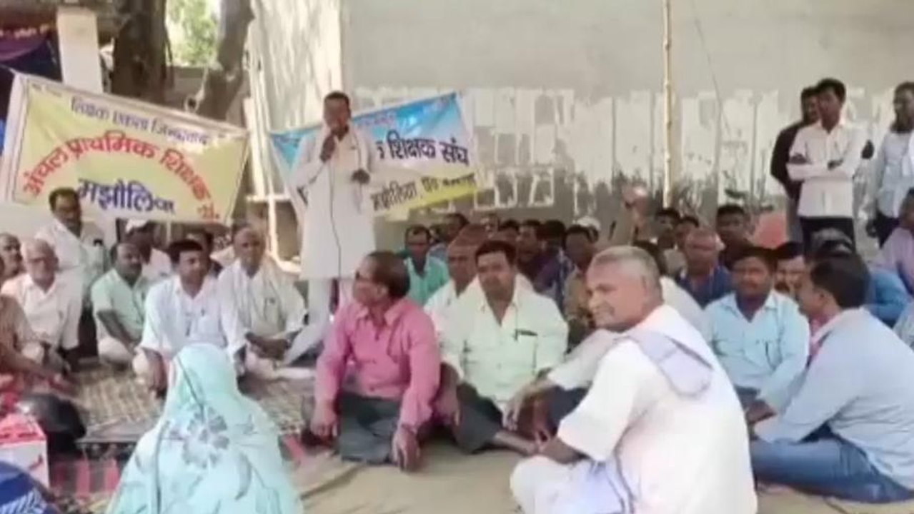 पश्चिमी चंपारण: बेतिया में थम नहीं रहा शिक्षकों का आंदोलन, काला-बिल्‍ला लगा कर जताया विरोध