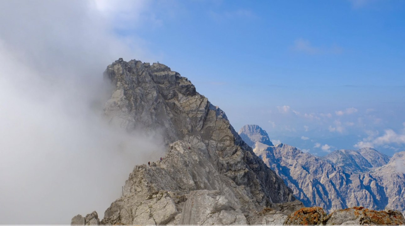 Berchtesgadener alpen: wanderin stürzt fast 100 meter tief