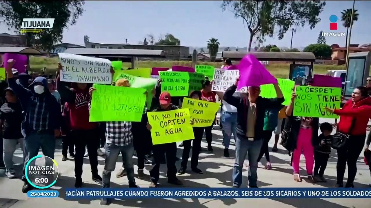 Migrantes protestan por falta de agua en el albergue Ágape, en Tijuana