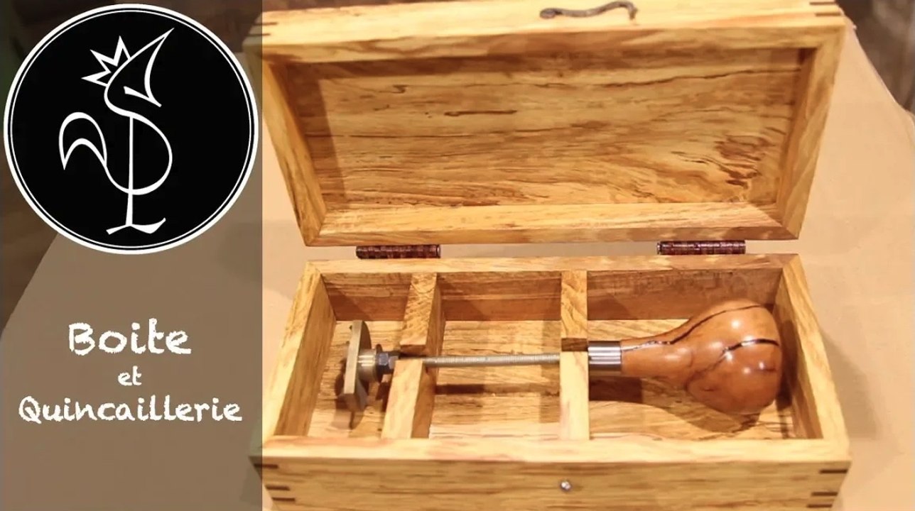 Boite en bois avec renforts aux coins, charnières et crochet de fermeture faits main