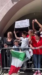 "Firmami la Costituzione", Mattarella si ferma e accontenta bimba di Cuneo - Video