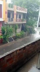 Télécharger la video: Unseasonal rain became a disaster: youth died due to lightning, woman