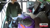 USA - Les images incroyables de la conductrice d'un bus scolaire qui fait un malaise au volant et d'un collégien qui parvient à stopper le véhicule, sauvant ainsi ses camarades!