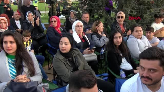 BAKAN KURUM ÇOCUKLARA OYUNCAK HEDİYE EDİP, GENÇLERLE BASKETBOL OYNADI