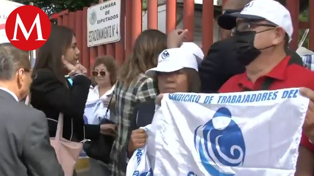 Trabajadores del IMTA bloquean acceso a la Cámara de Diputados