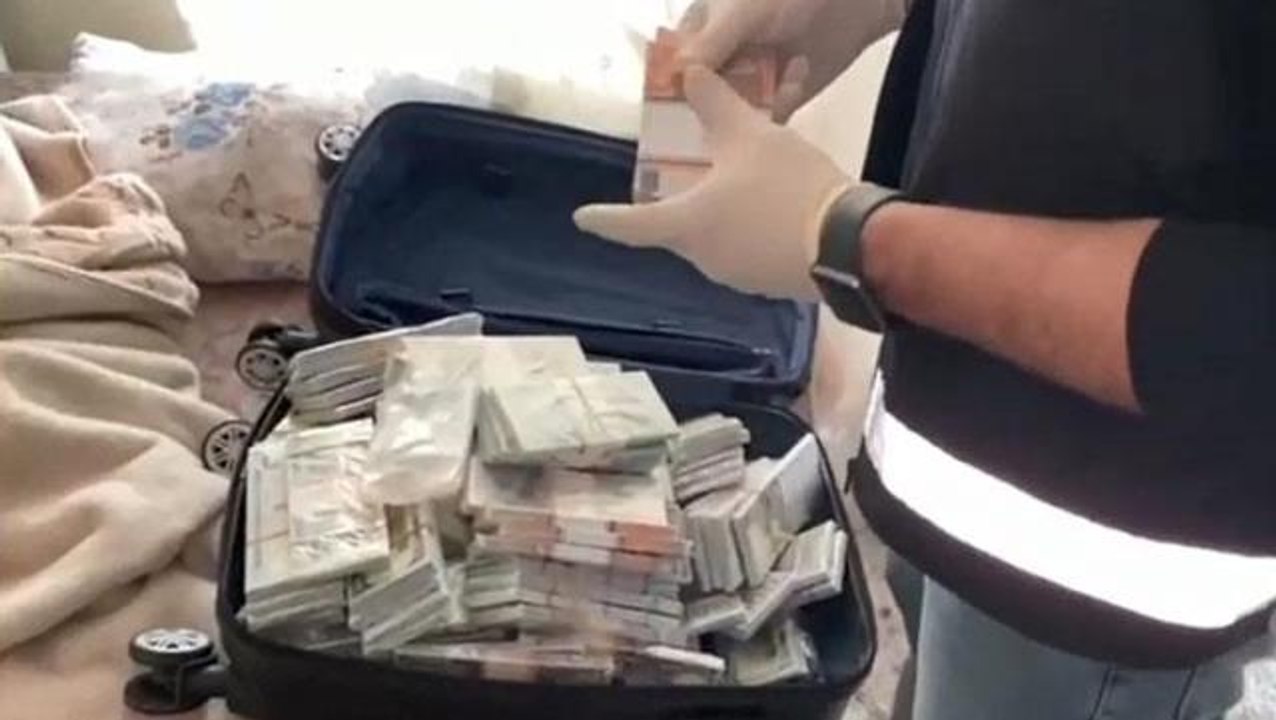 Piyasa değeri tam 25 milyon lira! Baskın yapılan evden deste deste döviz çıktı