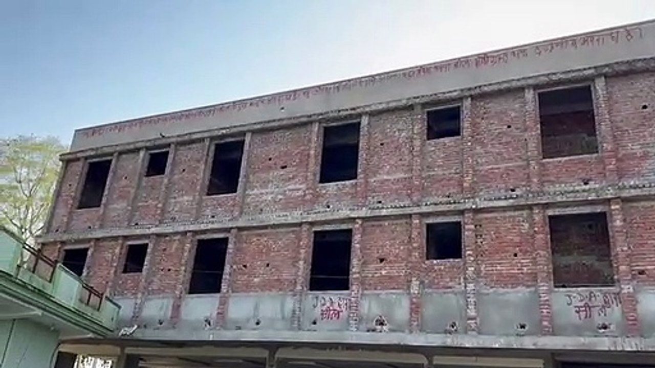 तीन मंजिला इमारत सील, आठ बीघा में बसाई जा रही अ...