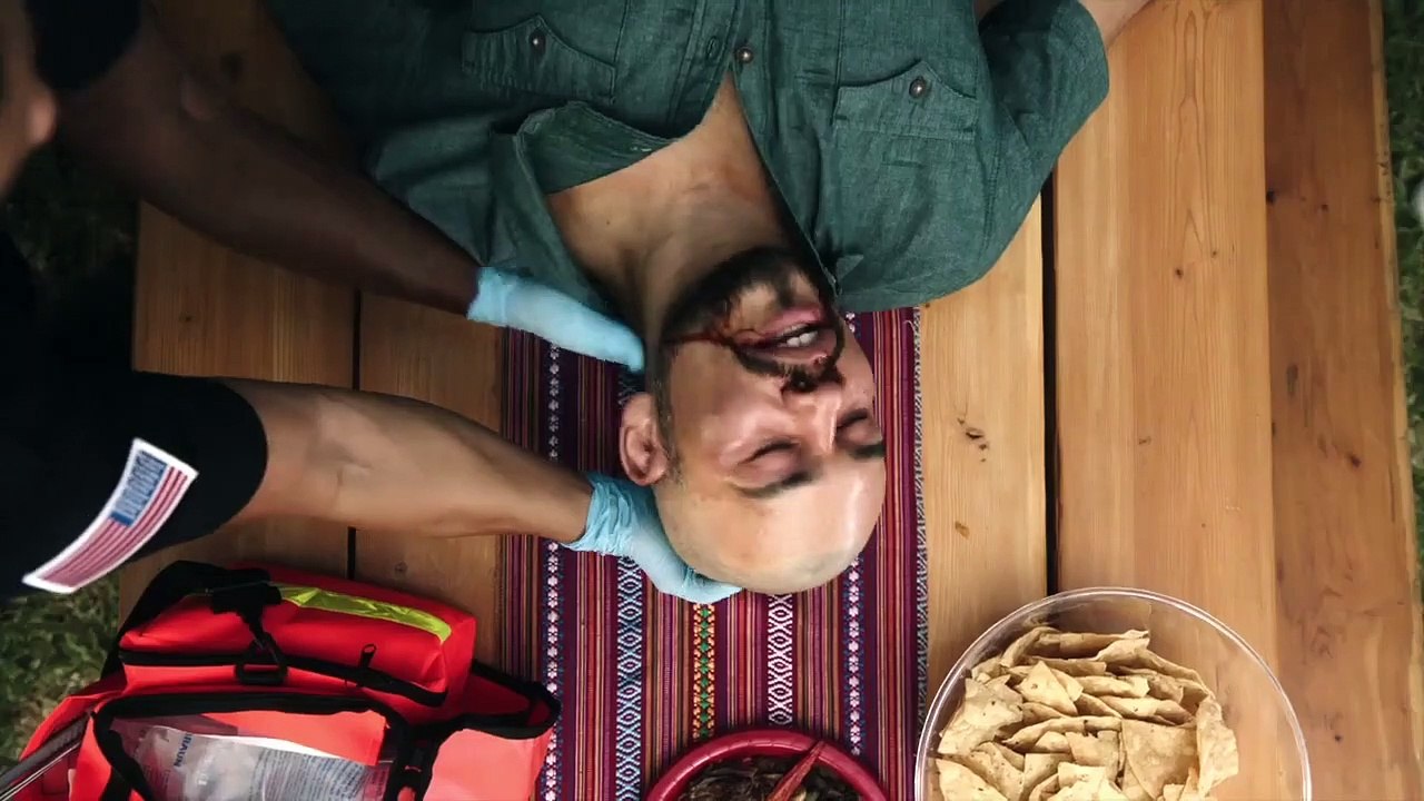 Bande-annonce de 9-1-1 : Lone Star. Rob Lowe (Owen) au centre de la scène la plus ridicule de la télé