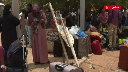 ارتفاع أسعار المواصلات وافتقاد السيولة النقدية يزيد معاناة نازحين من الخرطوم