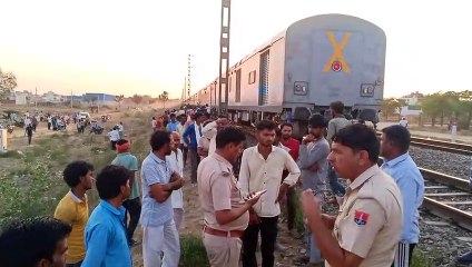 दो युवकों ने ट्रैक पर की खुदकुशी, पौन घंटे रुकी रही एक्सप्रेस ट्रेन