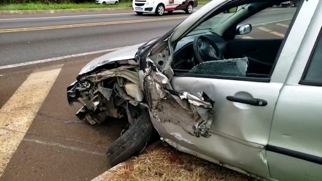 Grave acidente entre carro e caminhão é registrado na BR-277