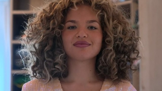 Voici - Léa (Star Academy) : à tomber par terre en robe fendue, elle dévoile sa silhouette de rêve sur W9