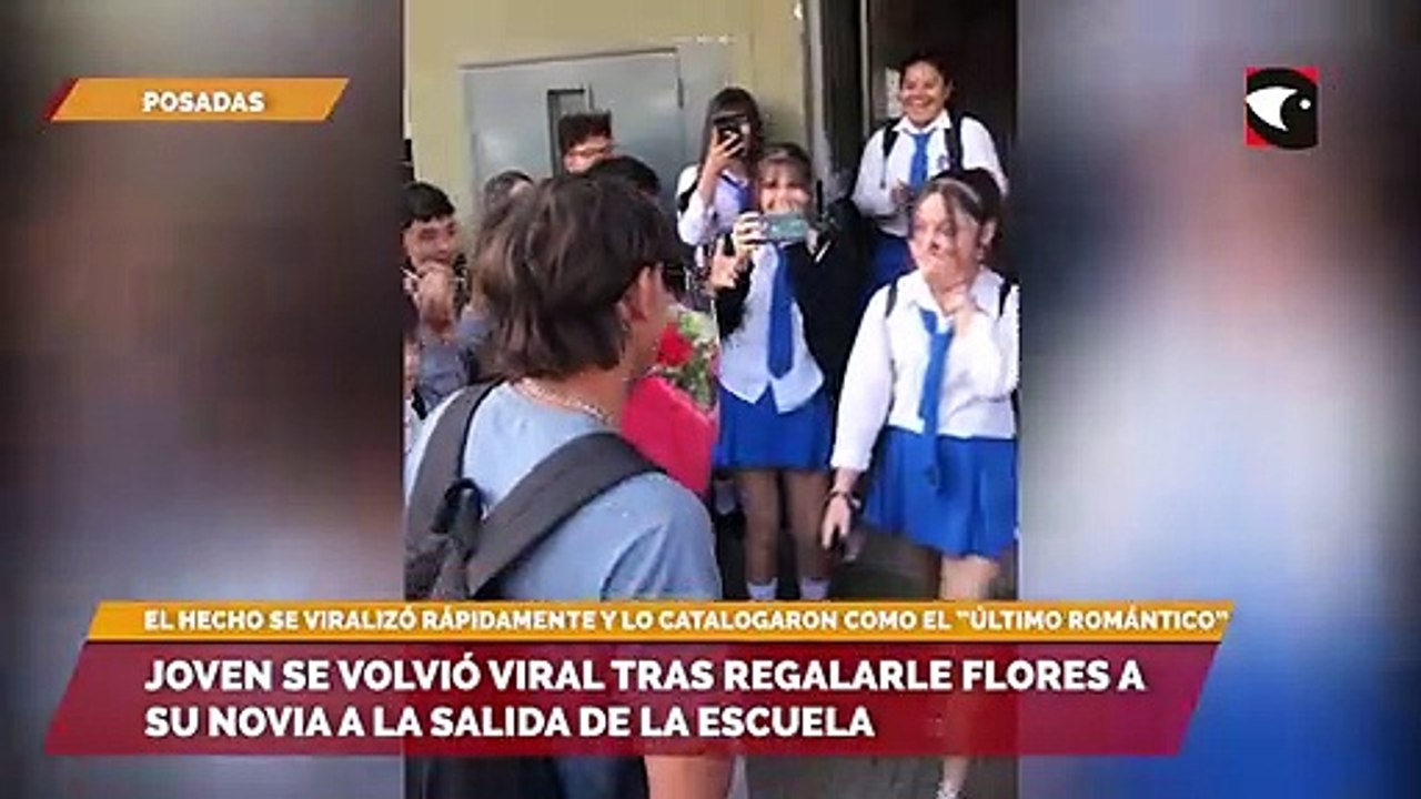 Joven se volvió viral tras regalarle flores a su novia a la salida de la Escuela
