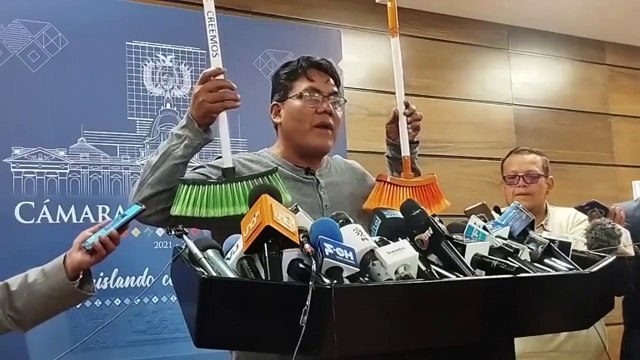 Héctor Arce acusa a opositores de apoyar la Ley del Oro y les regala escobas para “barrer a traidores”