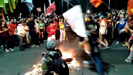Manifestantes queimam catraca de papel em frente a prédio da PBH