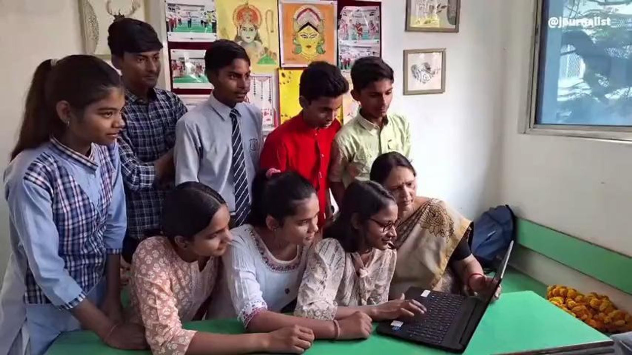 जौनपुर के बच्चों ने यूपी के टॉप 10 में फहराया परचम, सात बेटियां भी लिस्ट में शामिल