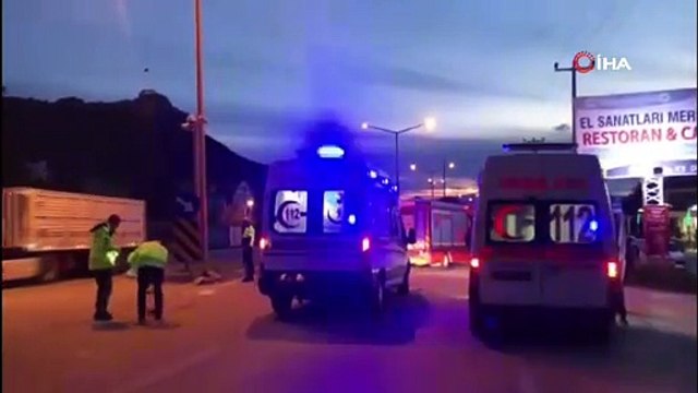 Minibüsün çarptığı otomobil ortadan ikiye bölündü: 1 ölü, 3 yaralı