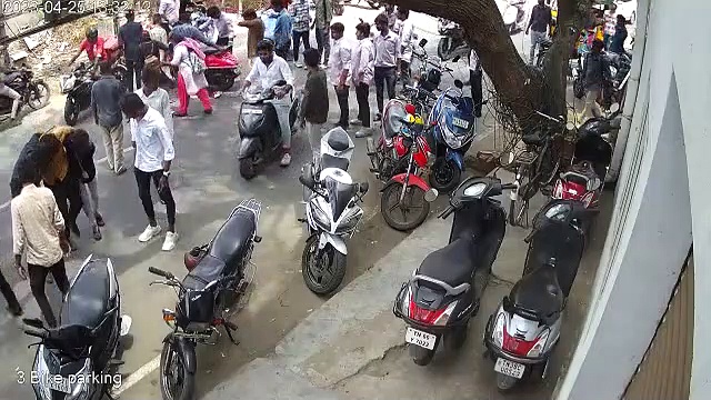 கவனக்குறைவாக வாகனத்தை திருப்பிய நபரால் சாலையில் தூக்கி வீசப்பட்ட 2 பெண்கள்