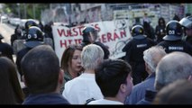 Els Mossos carreguen contra un grup d'activistes que protestaven per un acte de Ciutadans contra l'ocupació