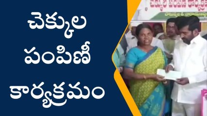 చౌటుప్పల్‌: షాది ముబారక్ చెక్కుల పంపిణీ చేసిన మంత్రి