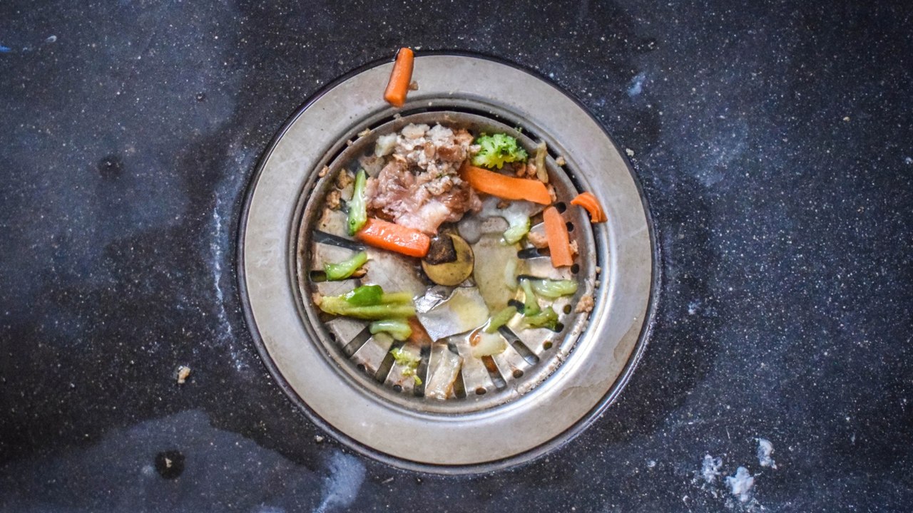 Gewusst? sieben dinge, die sie auf gar keinen fall in den abfluss kippen sollten