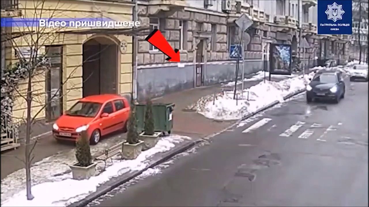 Il se gare au pire endroit au pire moment... Pa...