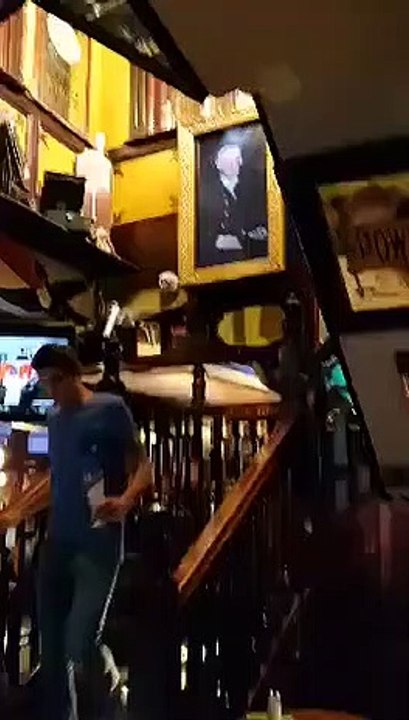 Un tableau vraiment drôle dans un bar de Dublin