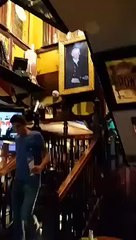 Un tableau vraiment drôle dans un bar de Dublin