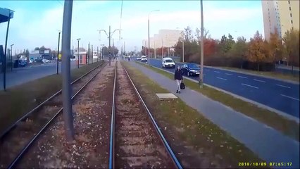 Traverser la voie ferrée le casque sur les oreilles... risqué