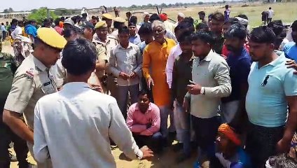 खेत में टूटे पड़े विद्युत तार की चपेट में आने से छात्रा की मौत, भडक़े ग्रामीण....देखें वीडियो