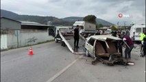 İzmir'de kaza yapan otomobil ikiye bölündü
