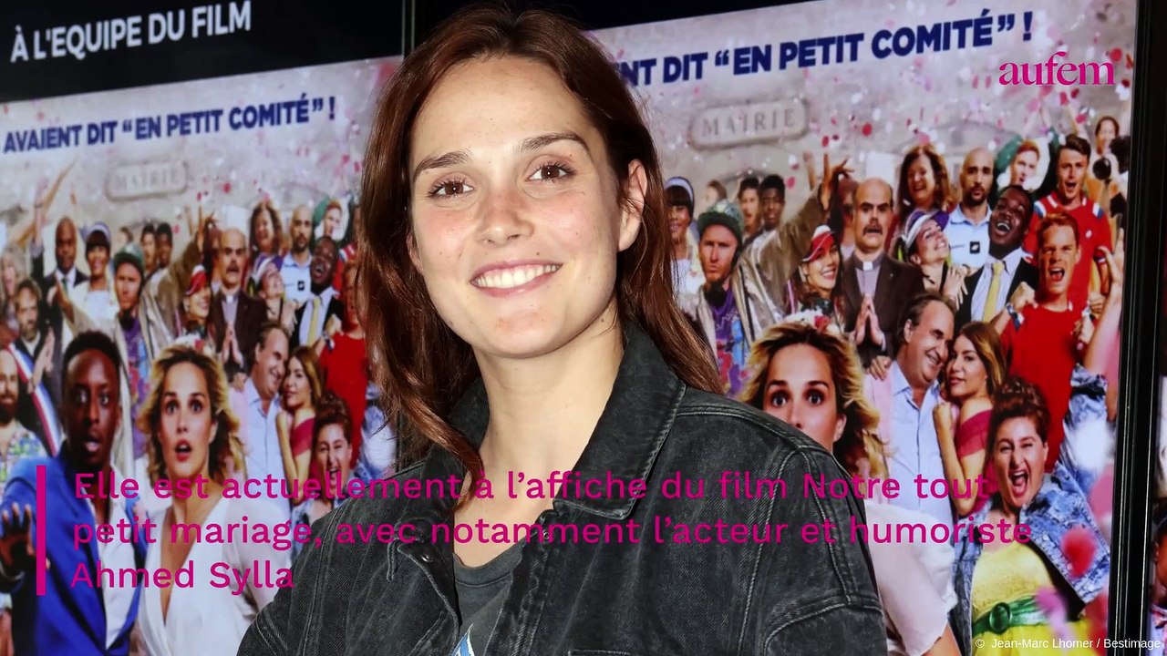 PHOTO. Camille Lou plus sexy que jamais en robe en cuir moulante bleue