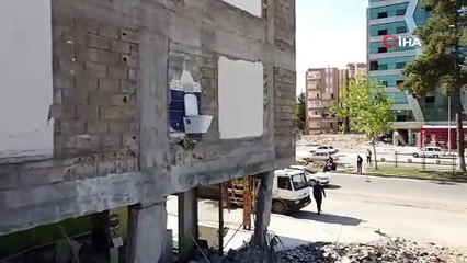 Deprem felaketinde yıkılan binadan geriye ''tuvaleti'' kaldı