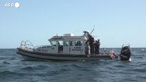 Gli sbarchi non si fermano, visita lampo di Piantedosi a Lampedusa
