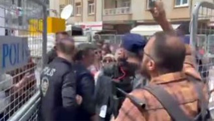 HDP'nin Van'daki mitingini takip eden gazeteciler "turkuaz kartları olmadığı" gerekçesiyle zorla alandan çıkarıldı