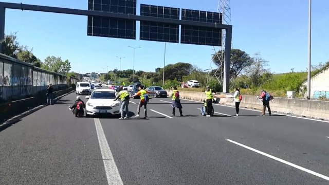 Gli attivisti di Ultima Generazione bloccano il Gra a Roma
