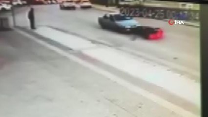 Bursa'da bir otomobil ters şeride giren motosikletliye böyle çarptı
